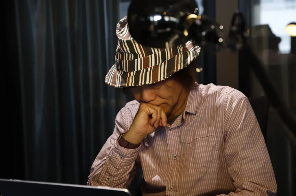 パソコンに向かう金田茂樹